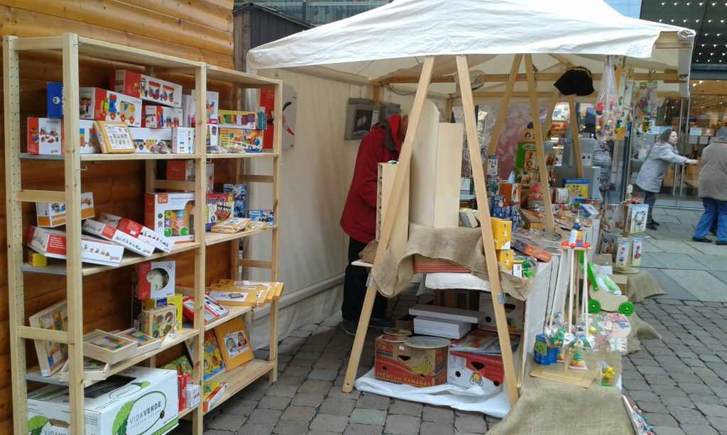 Tisch mit Spielzeug und Spielen