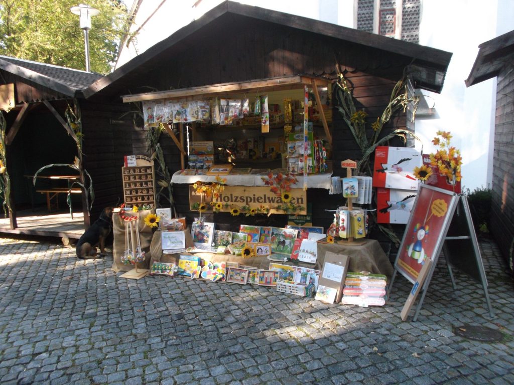 Holzspielwaren Marktstand mit Spielen