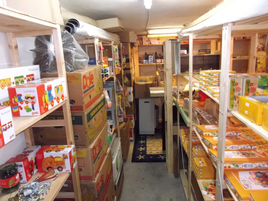 Lagerraum mit Spielzeugverpackungen