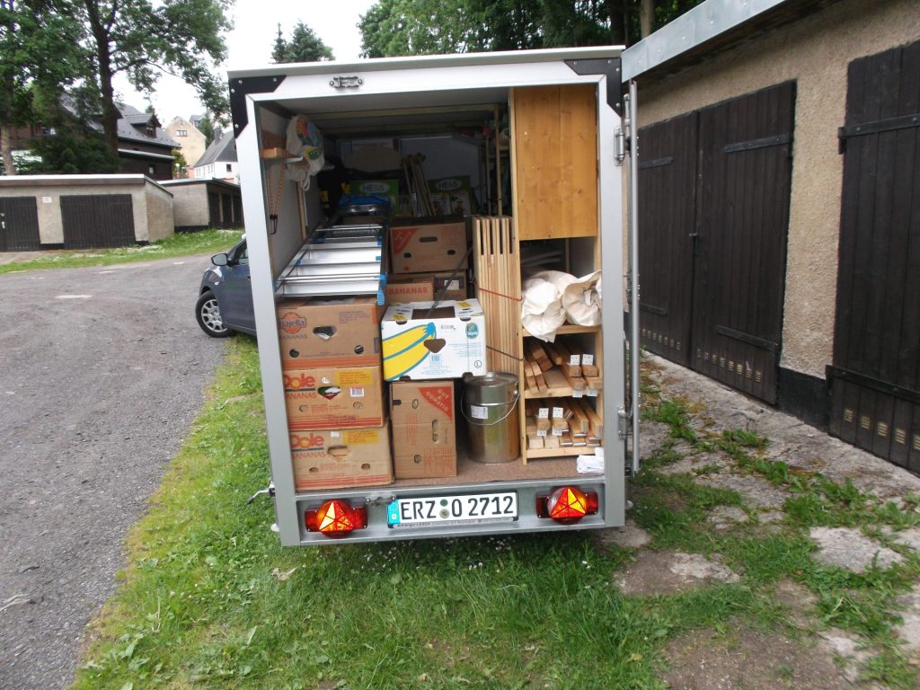 Voll beladener Anhänger im Freien