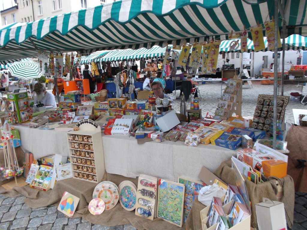 Spielwarenstand auf einem Markt