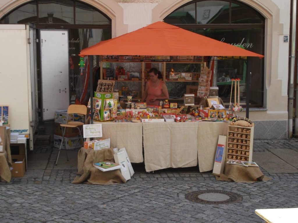 Spielzeugstand mit orangefarbenem Dach