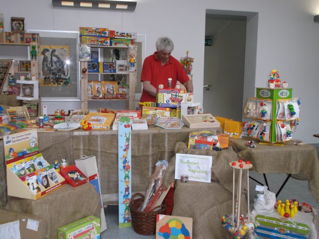 Spielzeugmarkt mit verschiedenen Artikeln